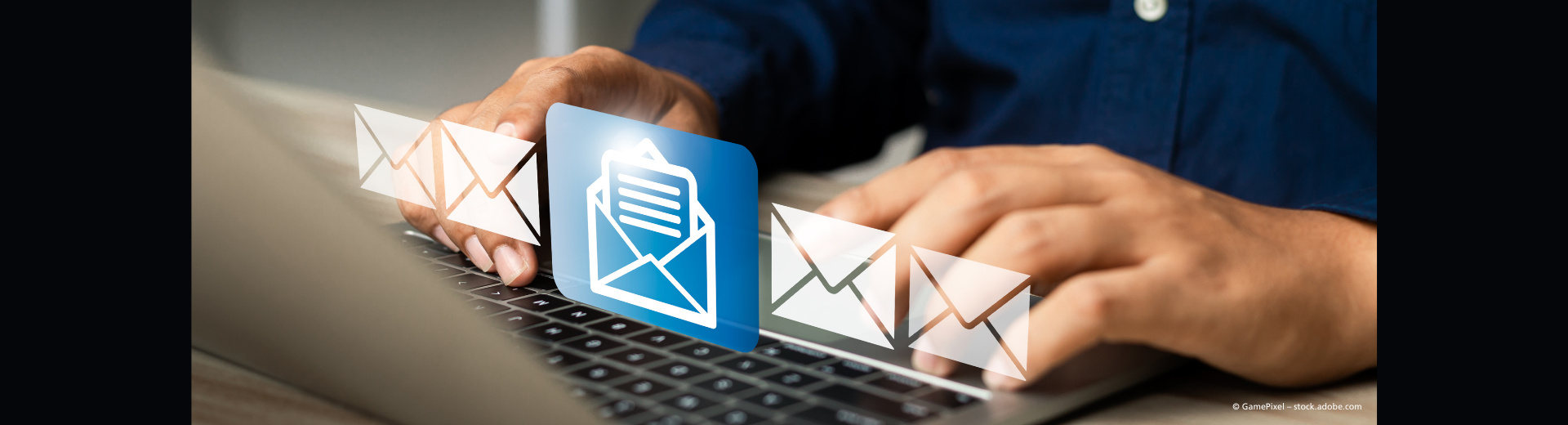 Mann tippt auf seinem Computer